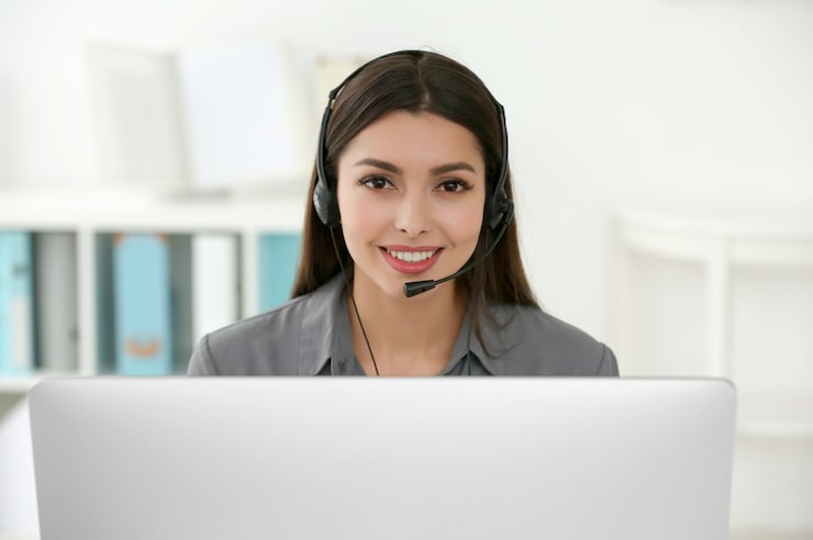 Despachante de suporte técnico trabalhando no escritório